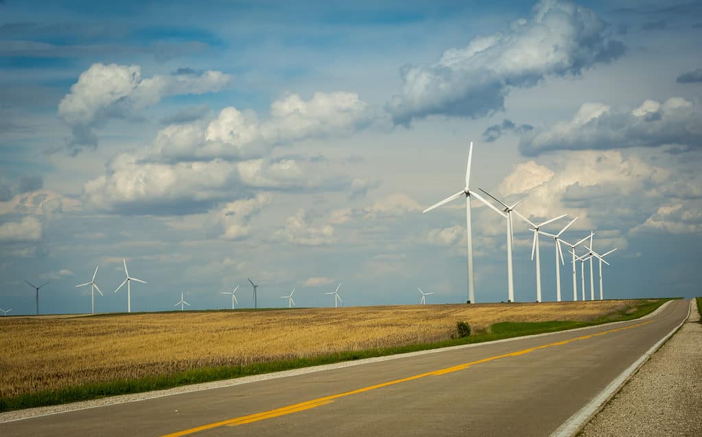 Turbine eoliche in una fattoria in Iowa in una giornata nuvolosa