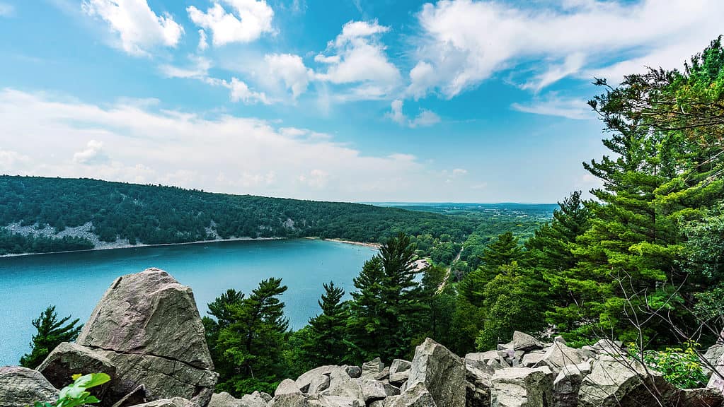 Il sentiero East Bluff nel Devil's Lake State Park vicino a Baraboo, Wisconsin, Stati Uniti, si affaccia sulla maestosa vista del sereno specchio d'acqua e sulle dolci colline del Midwest.