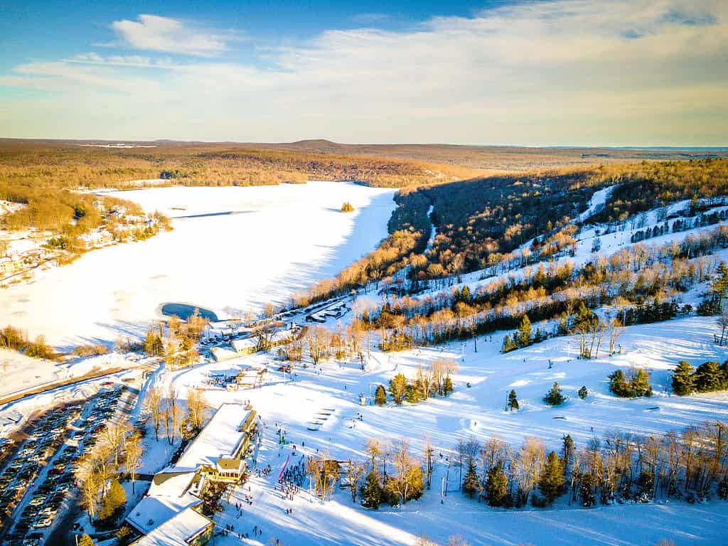 Antenna della montagna innevata di Poconos.