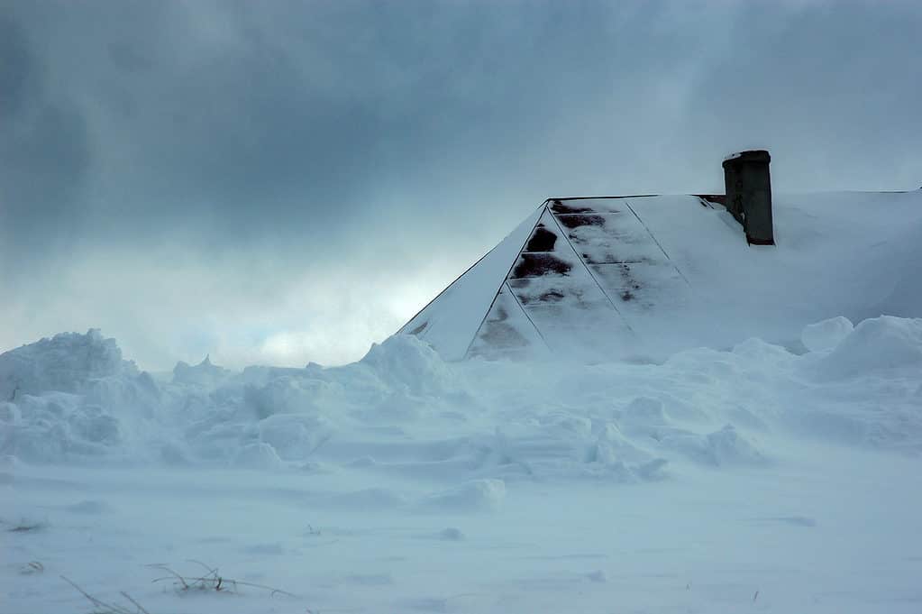 Edificio sepolto nella neve dopo la tempesta
