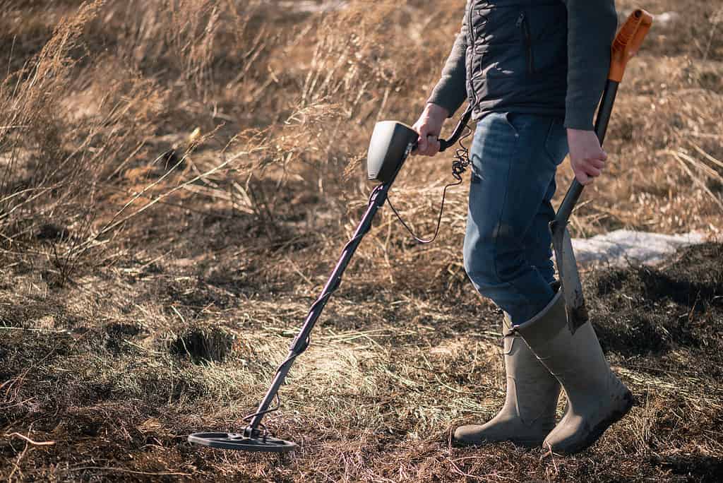 Persona che utilizza il metal detector