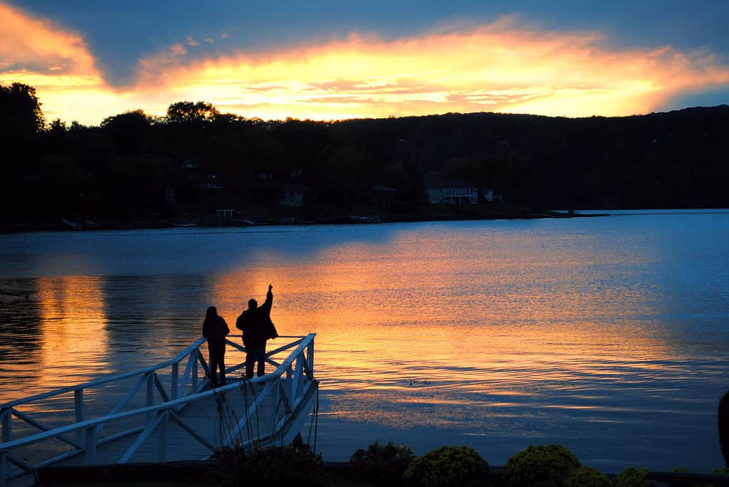 Guardando il tramonto sul lago Candlewood