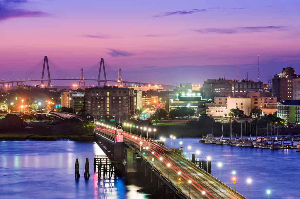 Orizzonte di Charleston, Carolina del Sud, Stati Uniti d'America sopra il fiume Ashley.