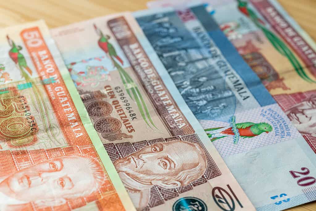 Soldi guatemaltechi con la risplendente quetza