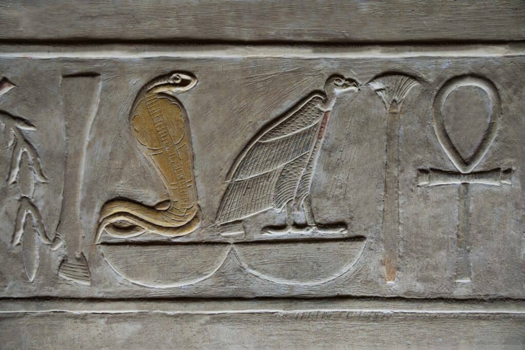 Geroglifici raffiguranti un cobra egiziano impennato, un avvoltoio e un ankh (simbolo della vita eterna.