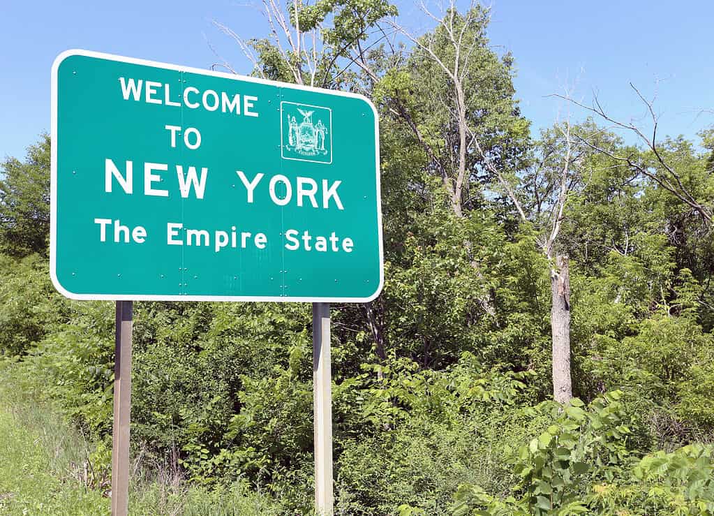 Un segno di benvenuto al confine di stato di New York.
