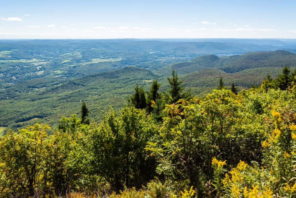 Vista aerea dall'Adams Overlook lungo il Mohawk Trail a <a href=