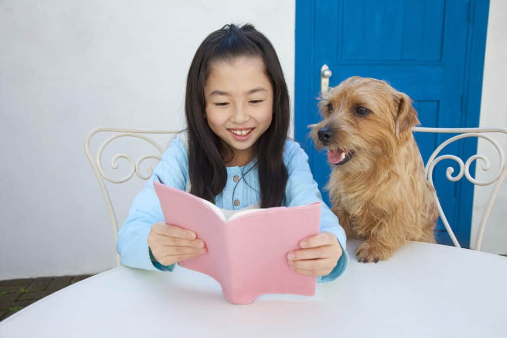 Ragazza che legge al cane