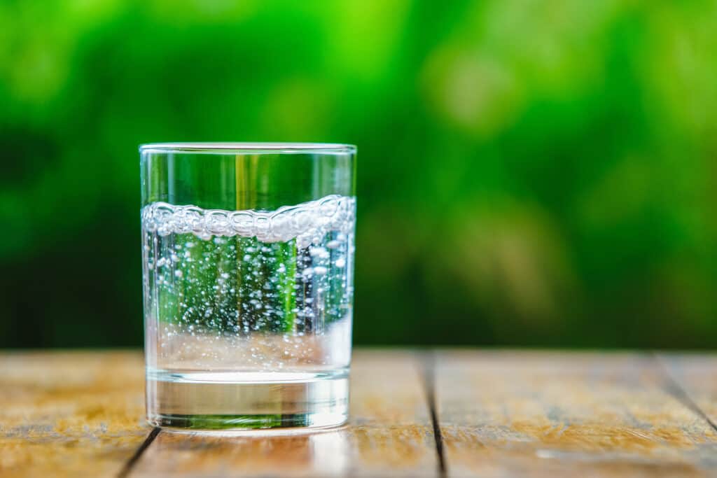 bicchiere di acqua frizzante