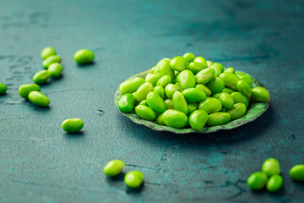 Ciotola di fagioli edamame crudi