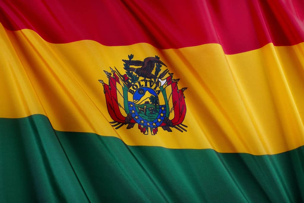 Immagine ravvicinata della bandiera boliviana ondulata