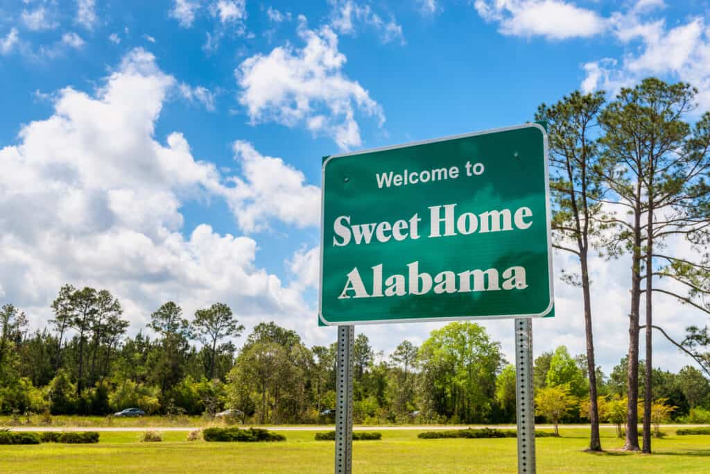 Benvenuti al cartello stradale Sweet Home Alabama lungo l'Interstate 10 a Robertsdale, Alabama USA, vicino al confine di stato con la Florida