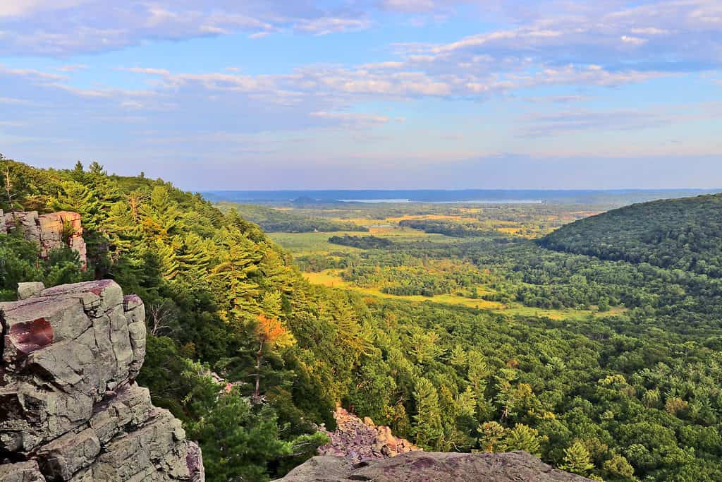 Bello fondo della natura di estate del Wisconsin.  Vista areale dal sentiero escursionistico roccioso dell'era glaciale durante le ore del tramonto.  Devil's Lake State Park, Baraboo area, Wisconsin, Midwest degli Stati Uniti.