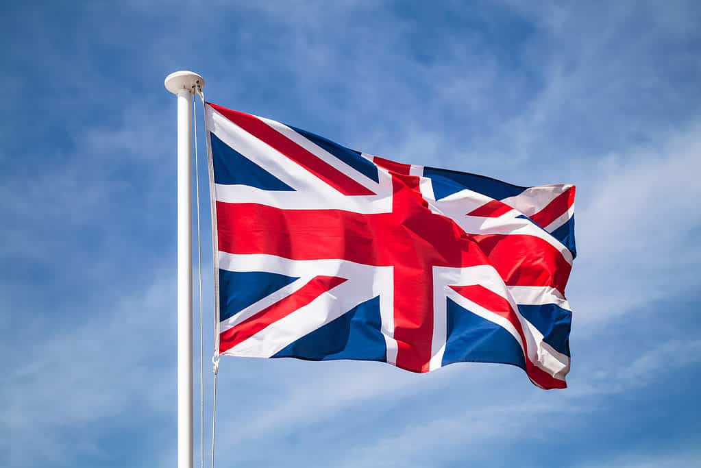 Bandiera britannica che ondeggia nel vento