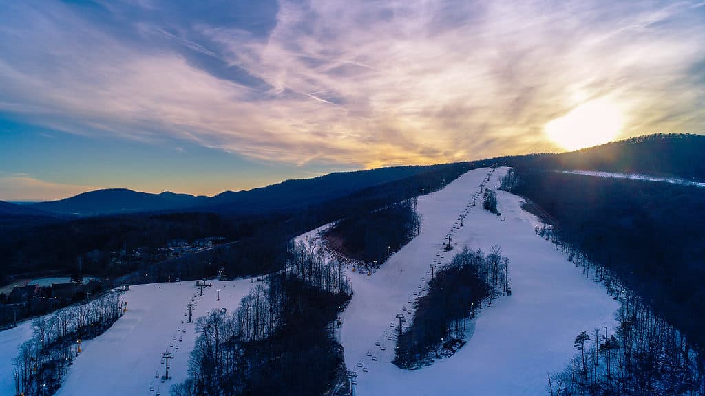 Il sole tramonta su una stazione sciistica di Mercersburg, in Pennsylvania, in una fredda sera di febbraio.