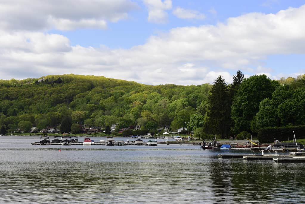 Candlewood Lake in una tranquilla mattina d'estate con le barche ormeggiate e la montagna sullo sfondo, New Fairfield, Connecticut.