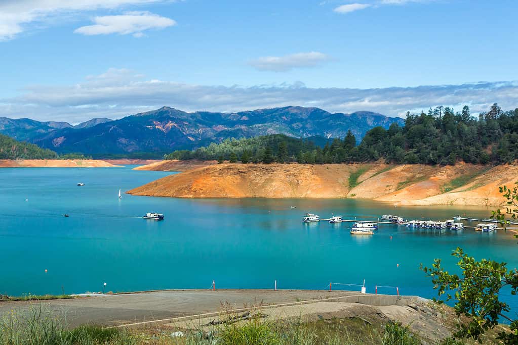 Shasta Lake è il più grande lago artificiale della California