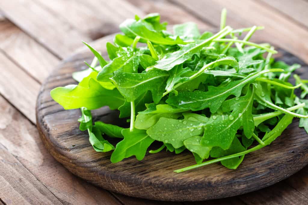 rucola sul piatto di legno