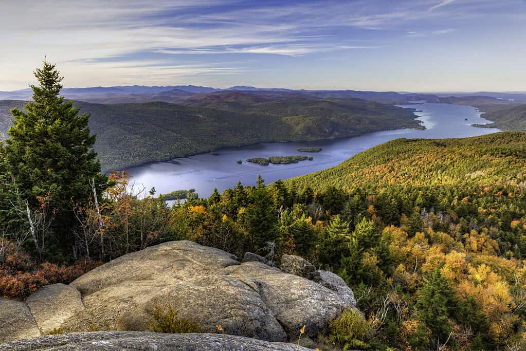 Lake George e la catena montuosa Tongue a New York