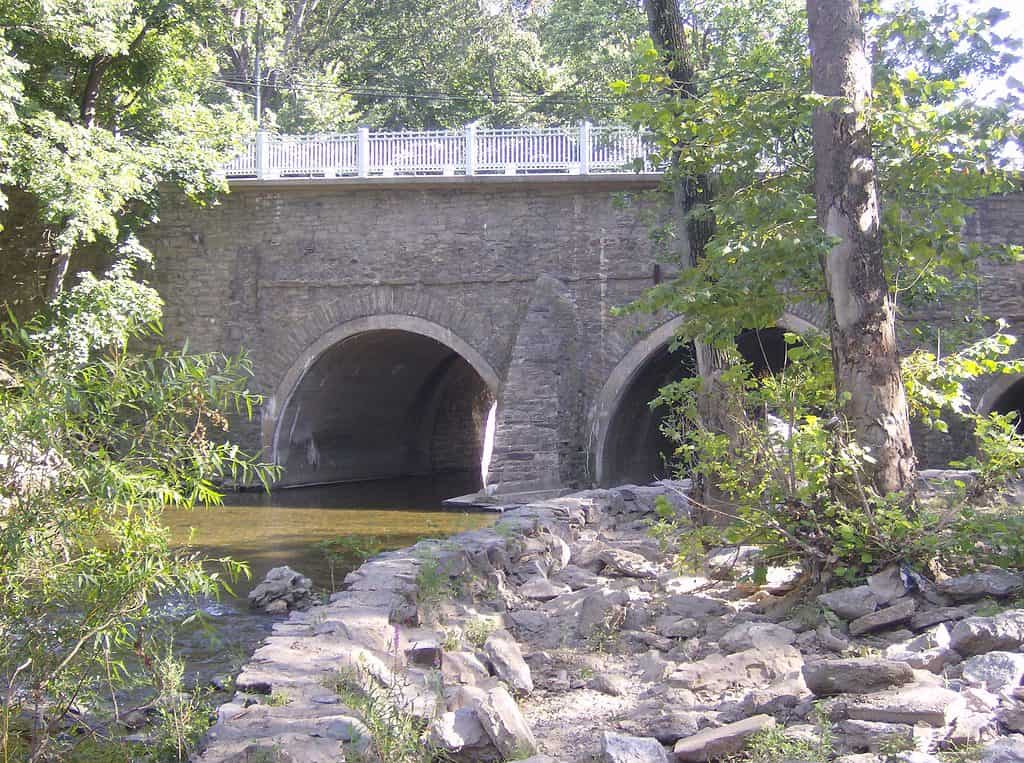 ponte ad arco in pietra su Frankford Avenue