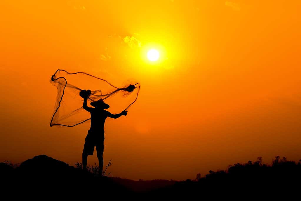 Milioni di persone, incluso questo pescatore, dipendono dal fiume Mekong per il loro sostentamento.