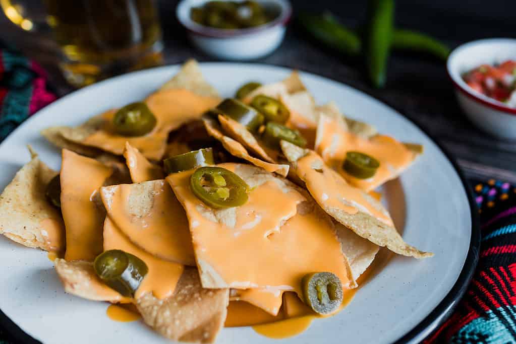 Patatine di nachos con jalapeños