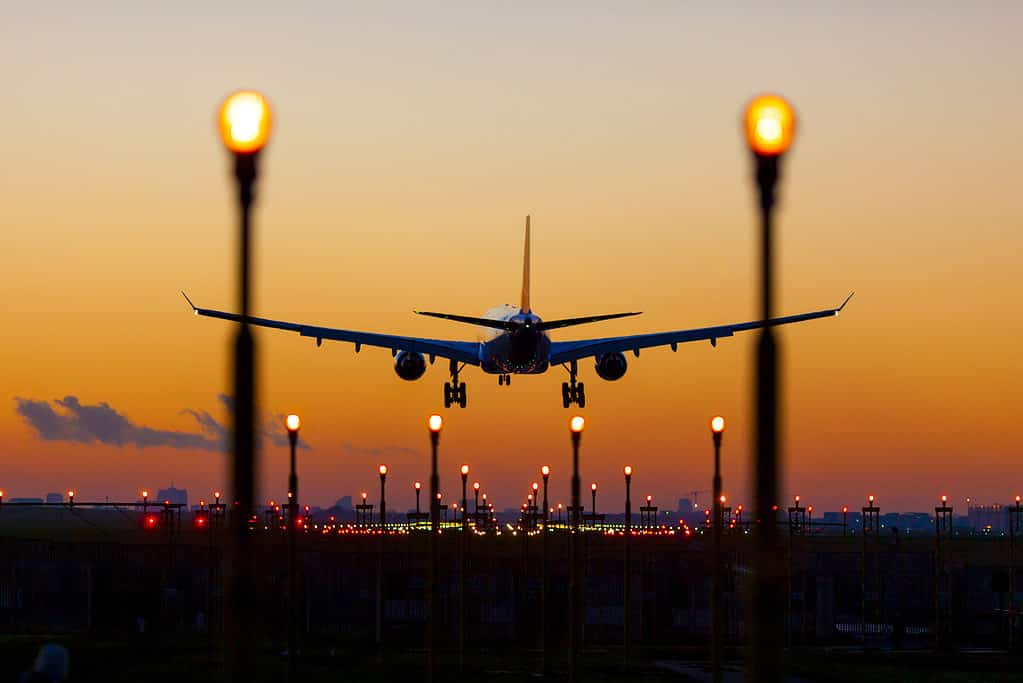 atterraggio al tramonto all'aeroporto Zaventem di Bruxelles