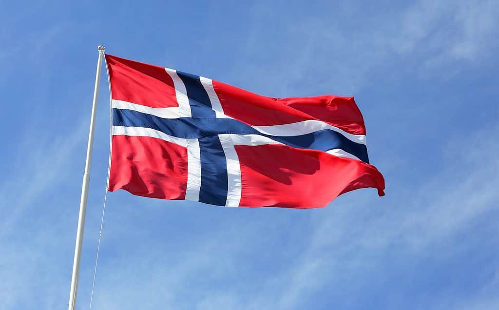 La bandiera della Norvegia che sventola nel vento
