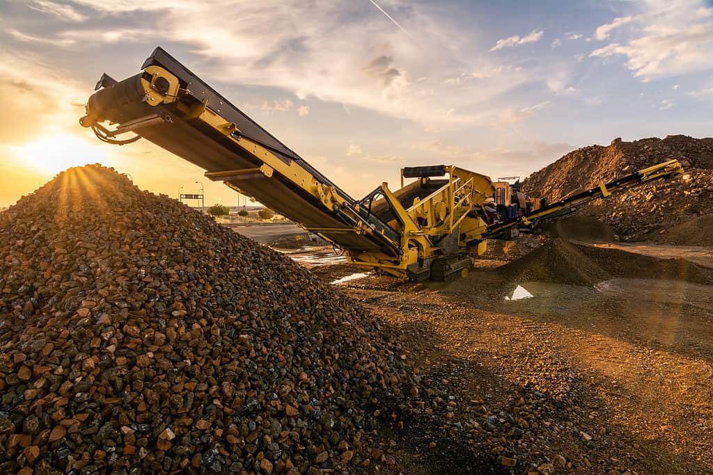 Macchinari pesanti e mobili in una cava per trasformare la pietra in materiale da costruzione