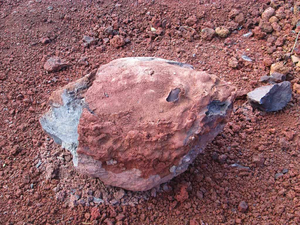 Bomba vulcanica in un cratere vulcanico
