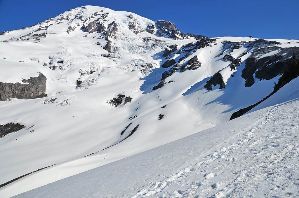 Neve, montagna, alpinisti, sci