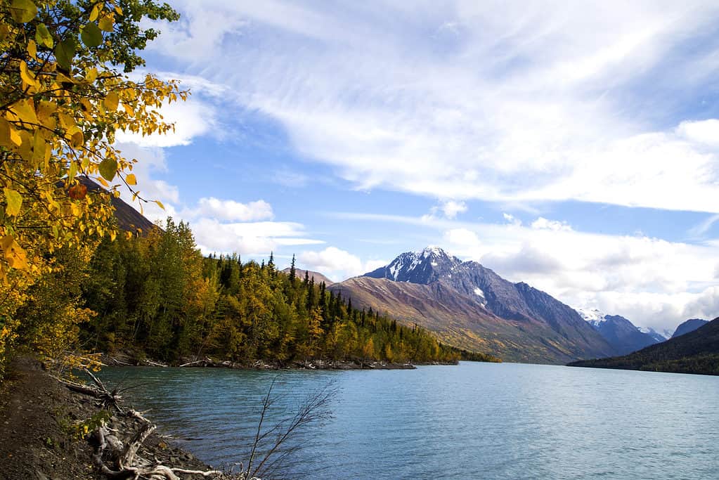 Il lago Eklutna con le montagne dell'Alaska sullo sfondo