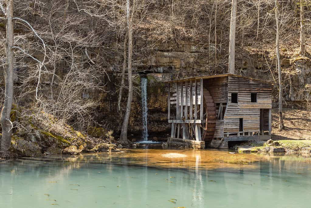 Mulino a molla che cade nella foresta nazionale di Mark Twain
