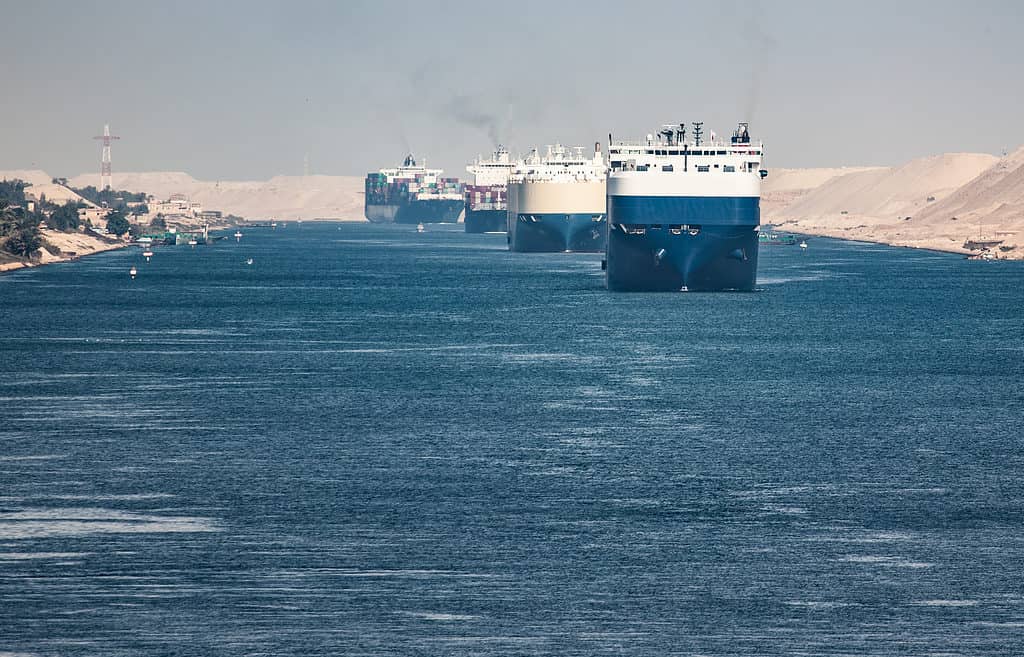 Il canale di Suez è un canale marittimo in Egitto. Una nave da carico guida il canale di Suez.