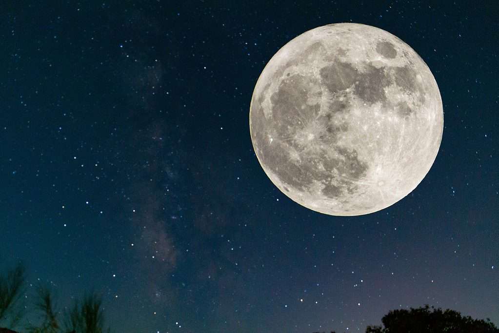 Luna piena e stelle