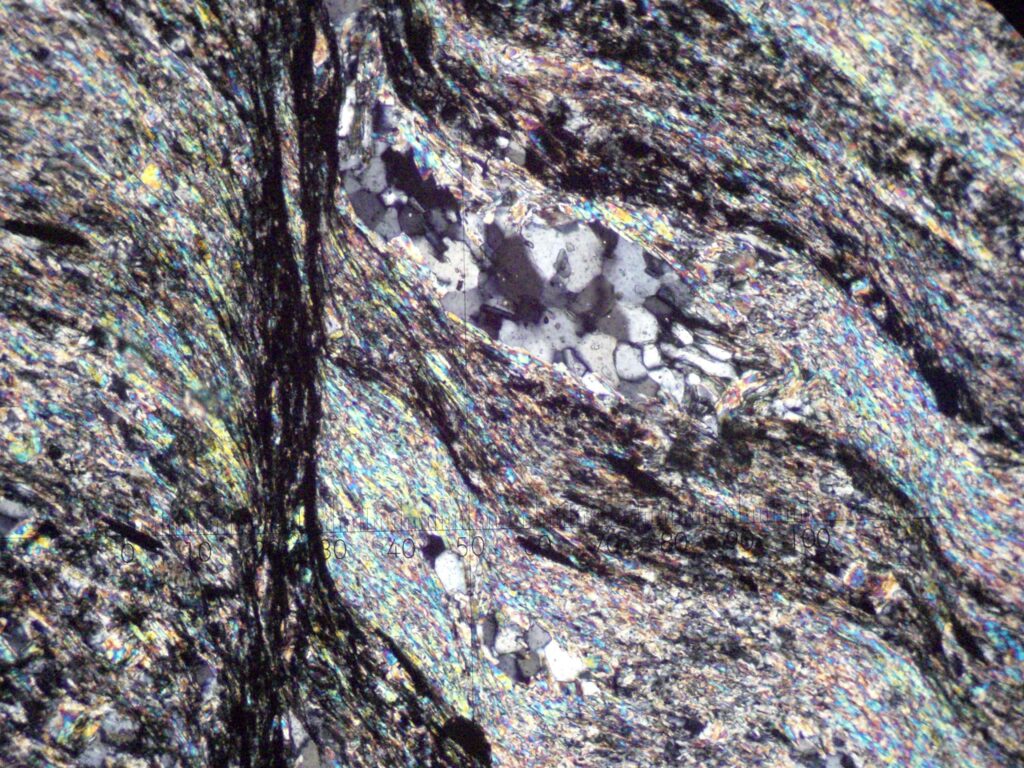 Fillite con minerali scintillanti rivelati