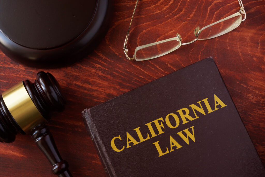 Prenota con titolo legge della California e un martelletto.