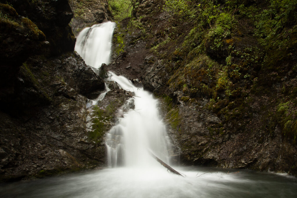 Cascate di Thunderbird, parco statale di Chugach, Anchorage, Alaska