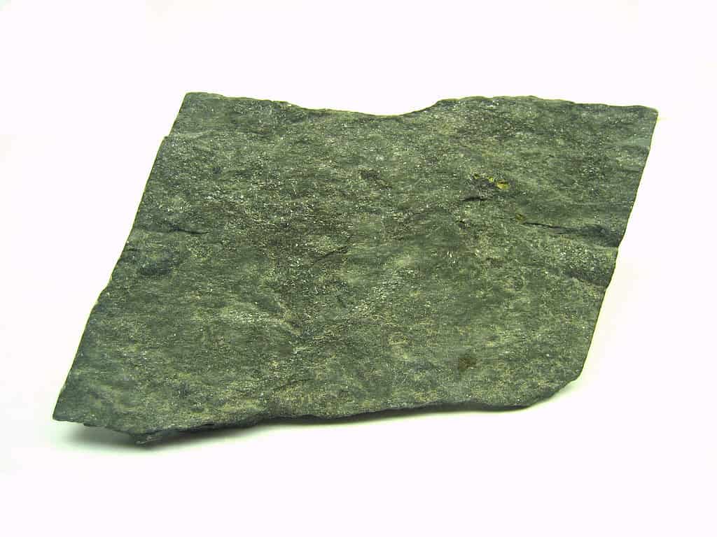 Roccia ardesia lucida isolata su sfondo bianco