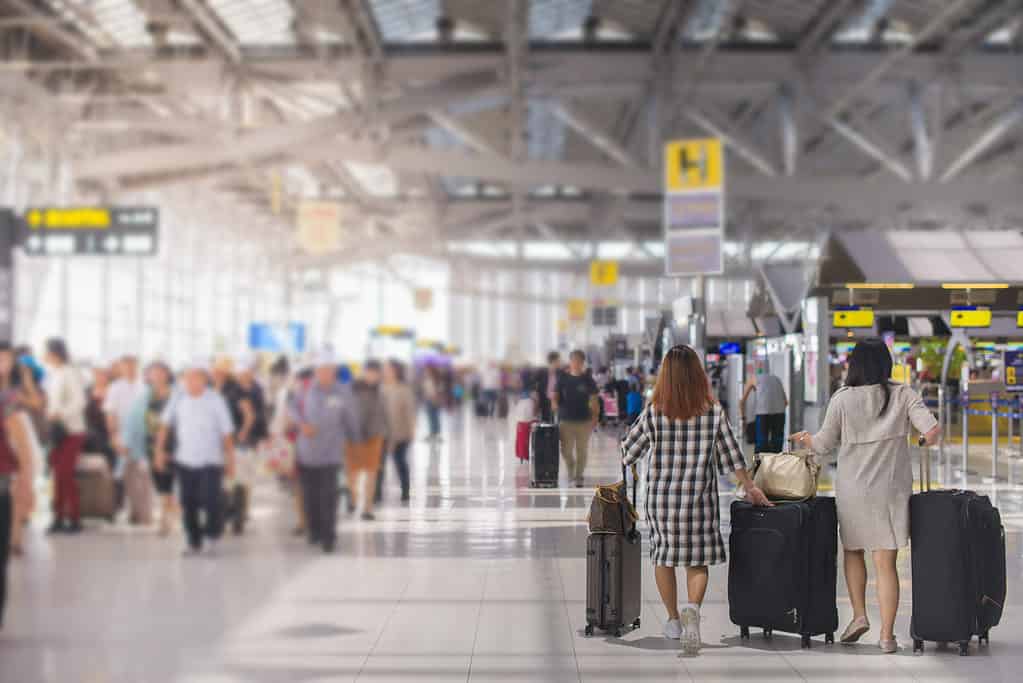 la donna trasporta i bagagli al terminal dell'aeroporto.