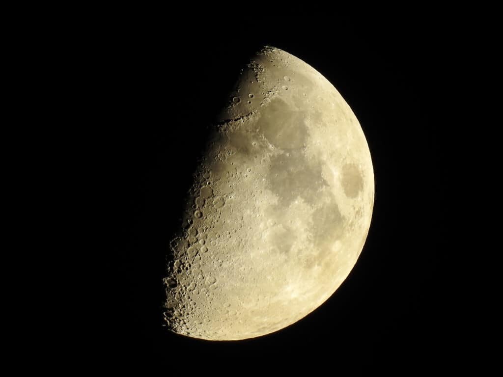 Un primo piano della luna