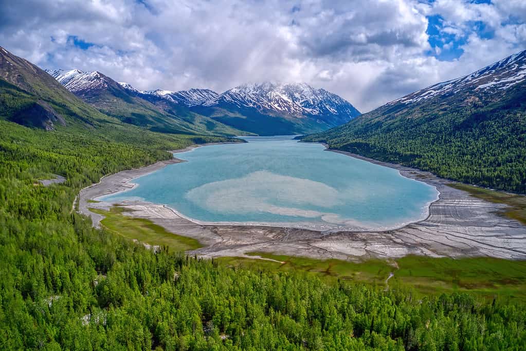 Vista aerea del lago Eklutna dell'Alaska