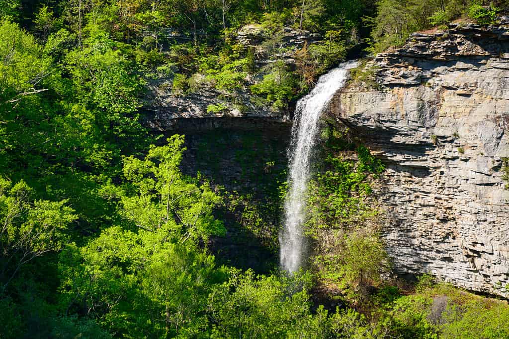 Cascata nella riserva nazionale del Little River Canyon in Alabama
