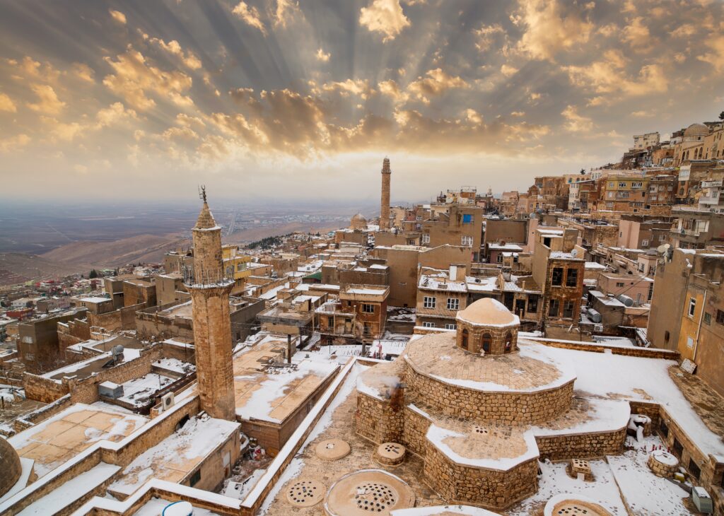 Vista al tramonto di Old Mardin in inverno con le sue tradizionali case in pietra.