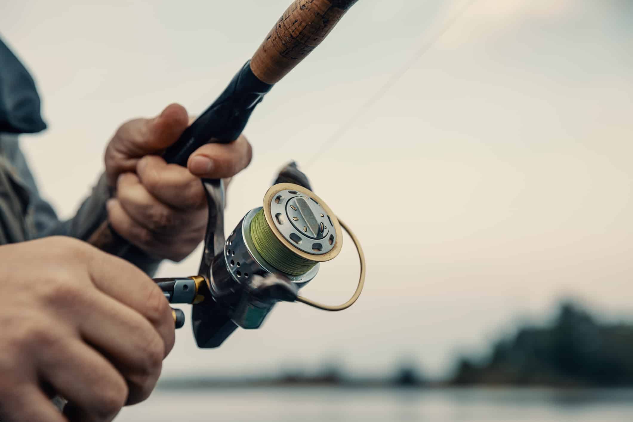 Pesca con canna e mulinello