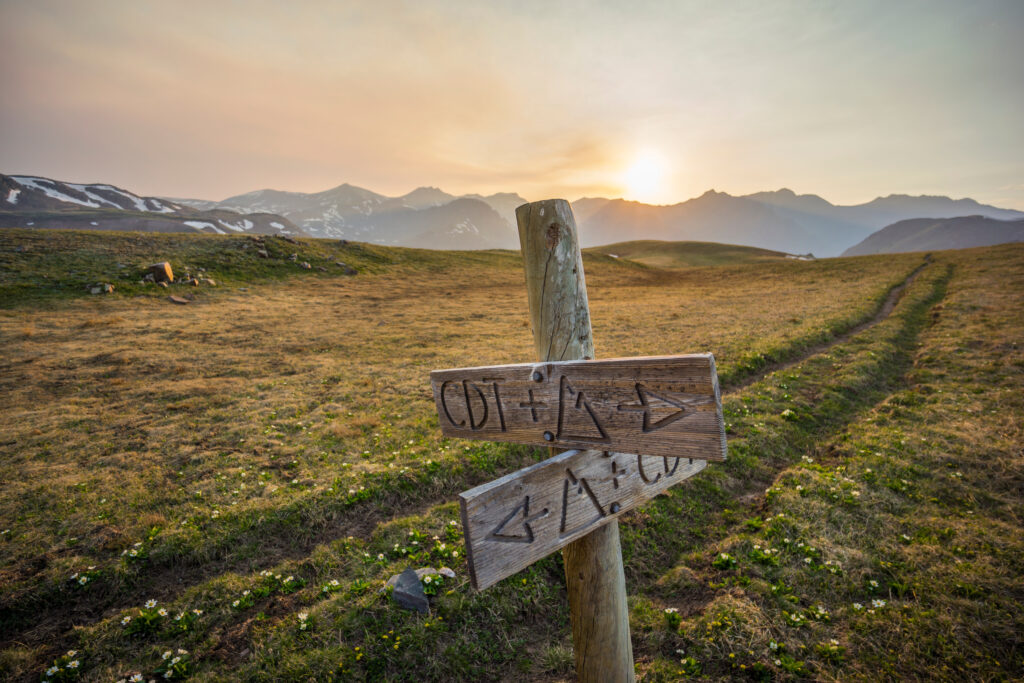 Segnavia escursionistico in legno sul sentiero Continental Divide