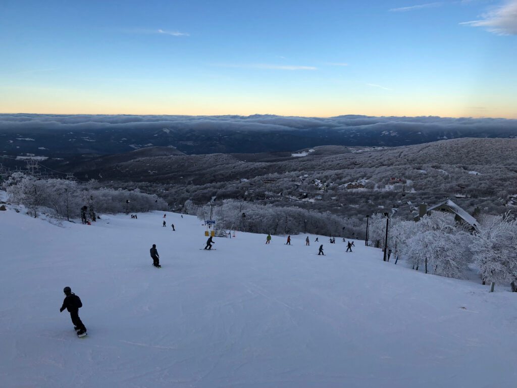 La cima di Beech Mountain, Carolina del Nord. Bella neve polverosa bianca con splendide foreste e montagne con tramonti.