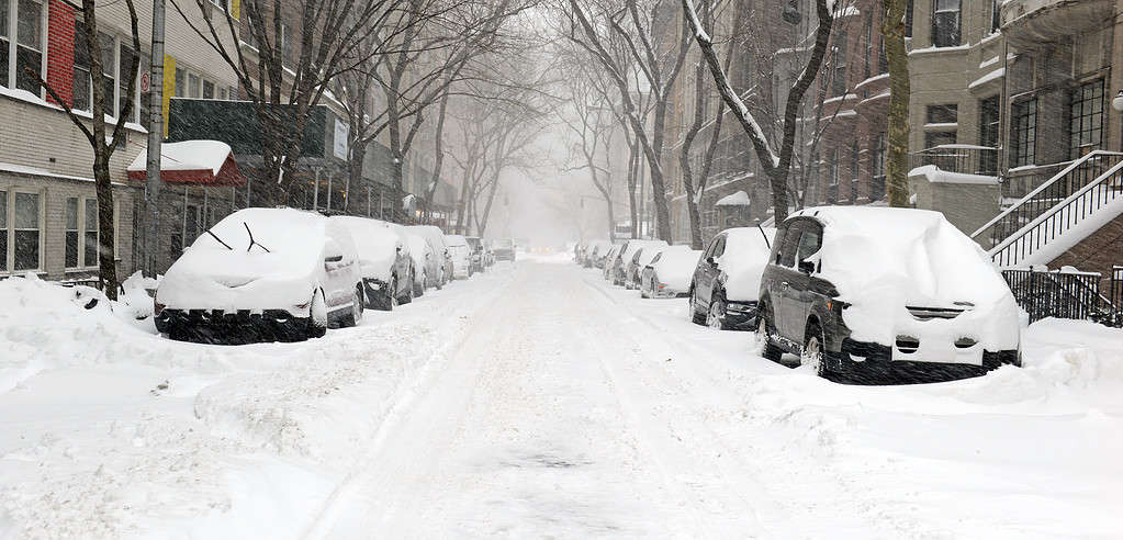 Via della città coperta di neve a Manhattan New York durante la tempesta di neve di Noreaster