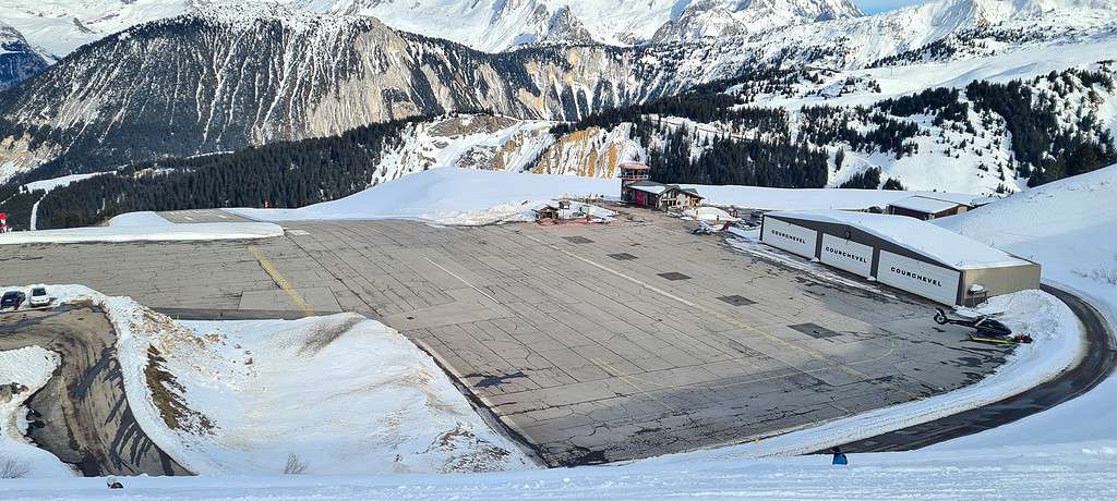 La pista dell'aeroporto di montagna a Courchevel nelle Alpi francesi con le montagne innevate sullo sfondo