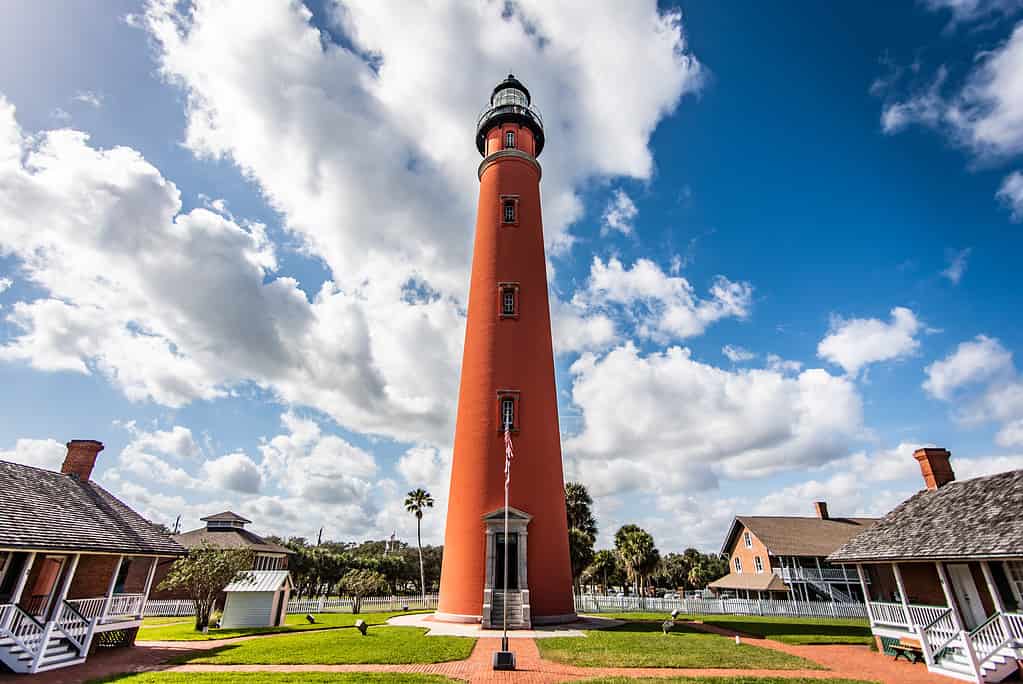 Faro di Ponce Inlet a Ponce, in Florida, contro il soleggiato cielo nuvoloso